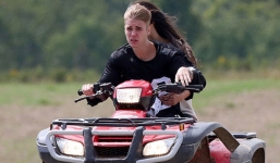 Justin Bieber bị bắt khi đang vui vẻ cùng bạn gái Selena Gomez 